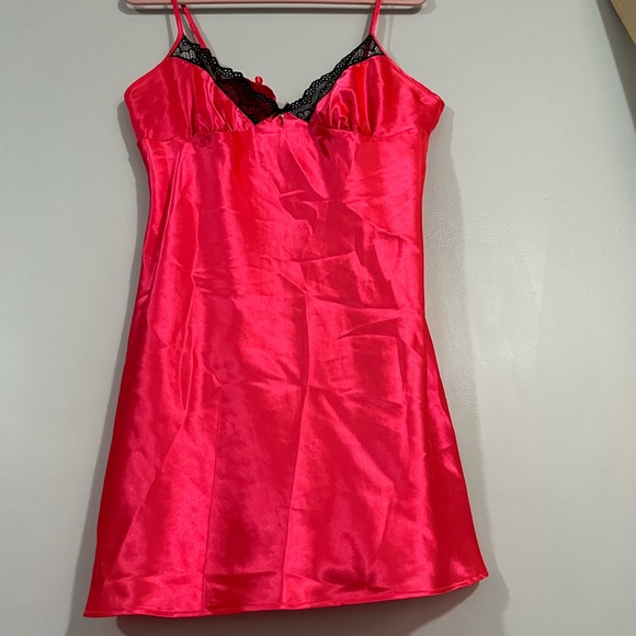 Hot pink satin nightgown - Picture 4 of 6